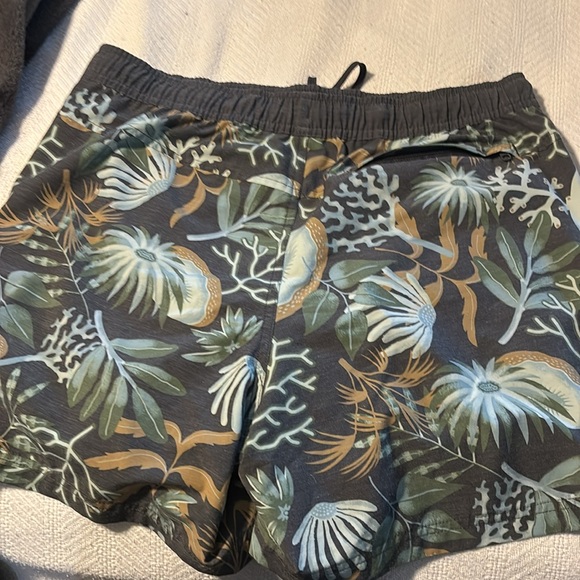 Men’s medium 5 inch swim trunks never worn - Picture 4 of 5